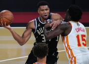 开云足球直播-凯尔特人翻盘雄鹿，保罗一己之力扛起全队