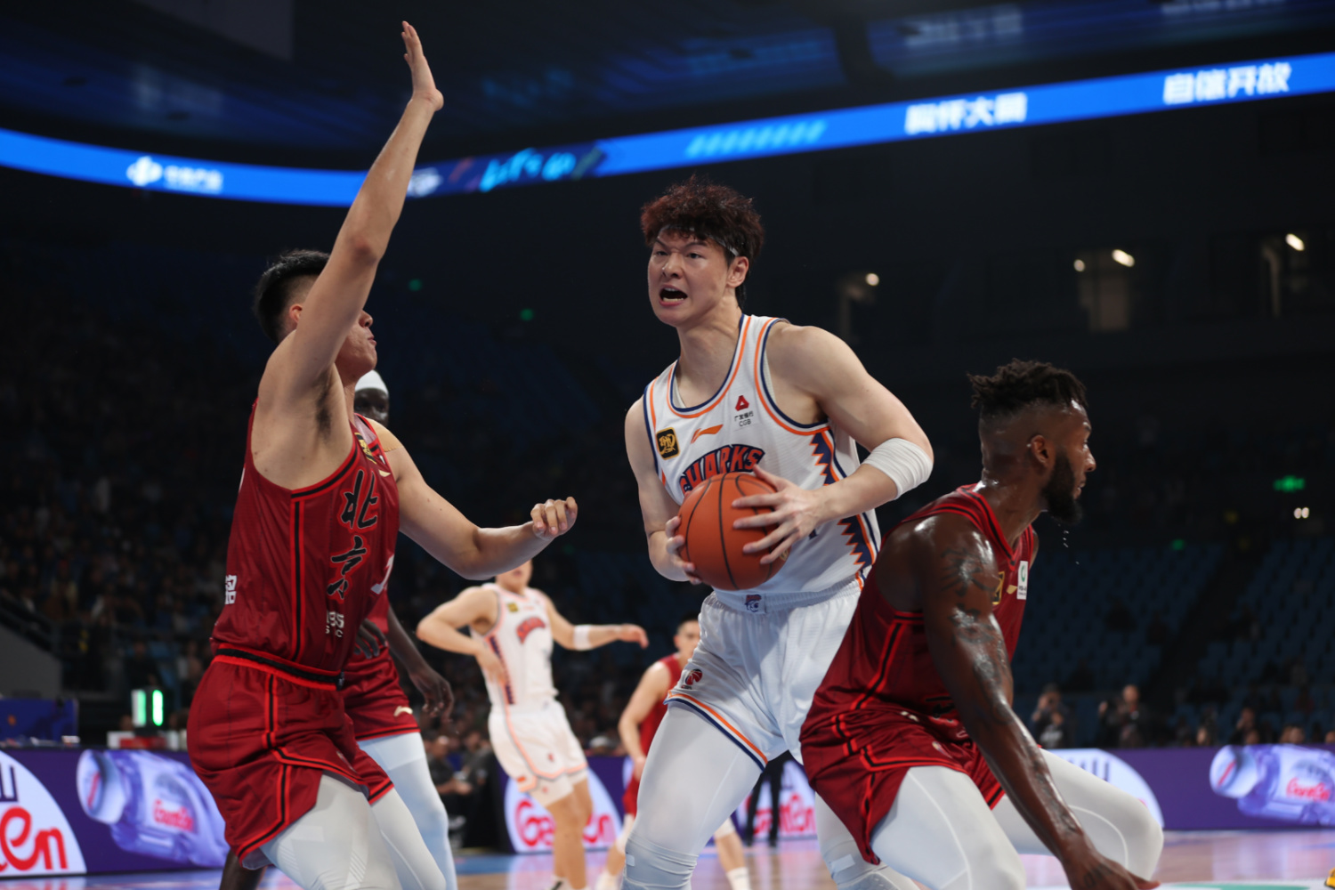 包含上海男篮实力擒敌，取得关键胜利的词条