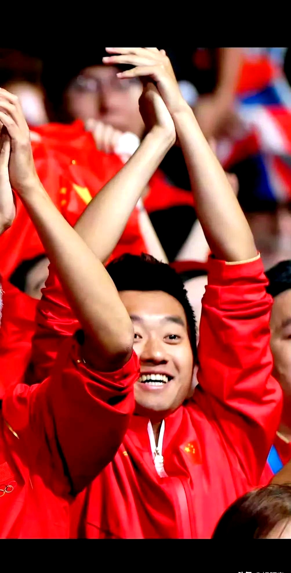 包含勇敢的足球运动员奋力拼搏，为胜利全力以赴的词条