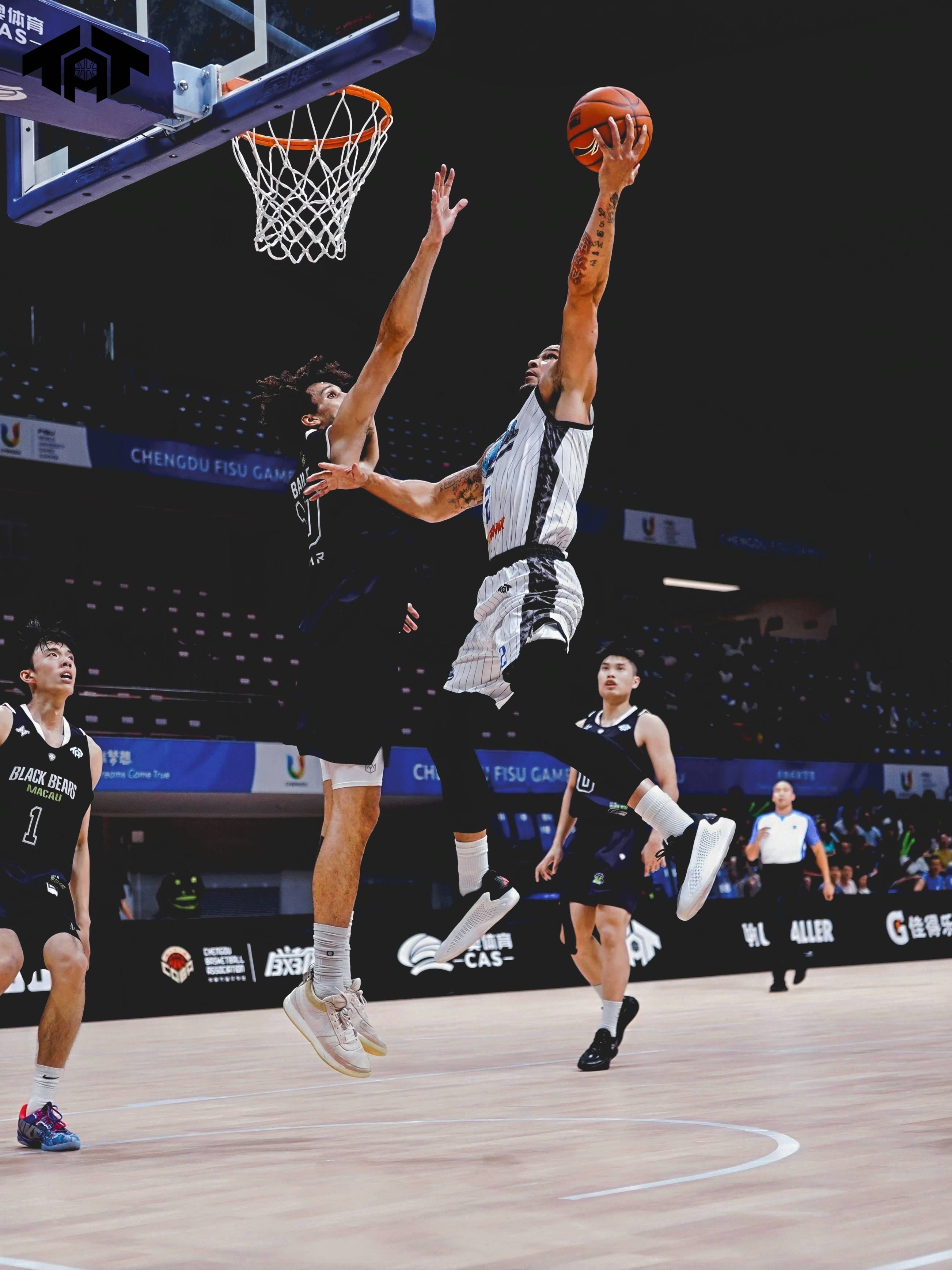 体育赛事中球员们的高强度表现