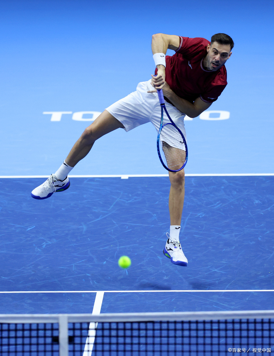 体育赛事中球员们的高强度表现