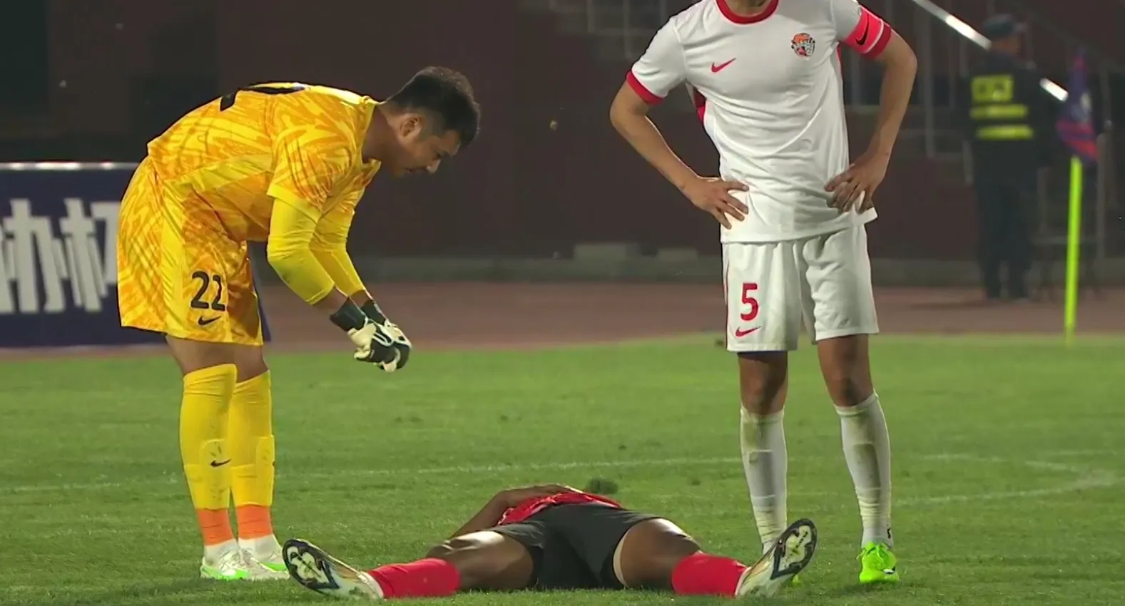 足球教练组重罚球员，严明训练纪律