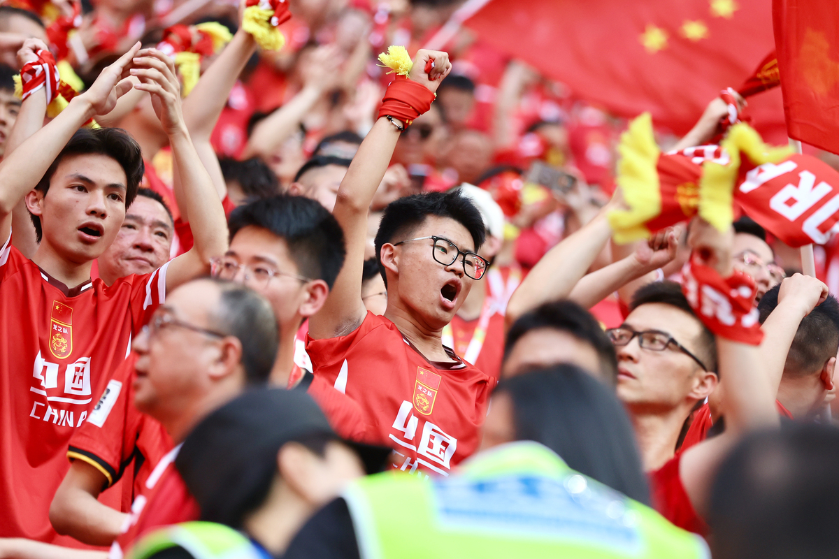 国内足球比赛再度引发球迷热情