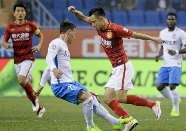 都灵射手持球童照片庆祝进球，温暖一幕感动球迷的简单介绍