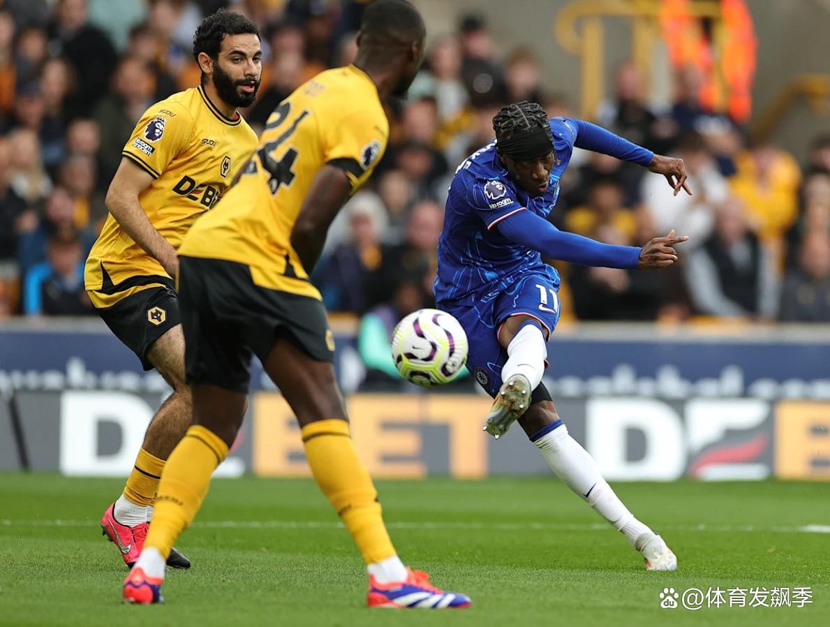 曼城后卫传球精准，帮助球队在英超比赛中攻守兼备的简单介绍