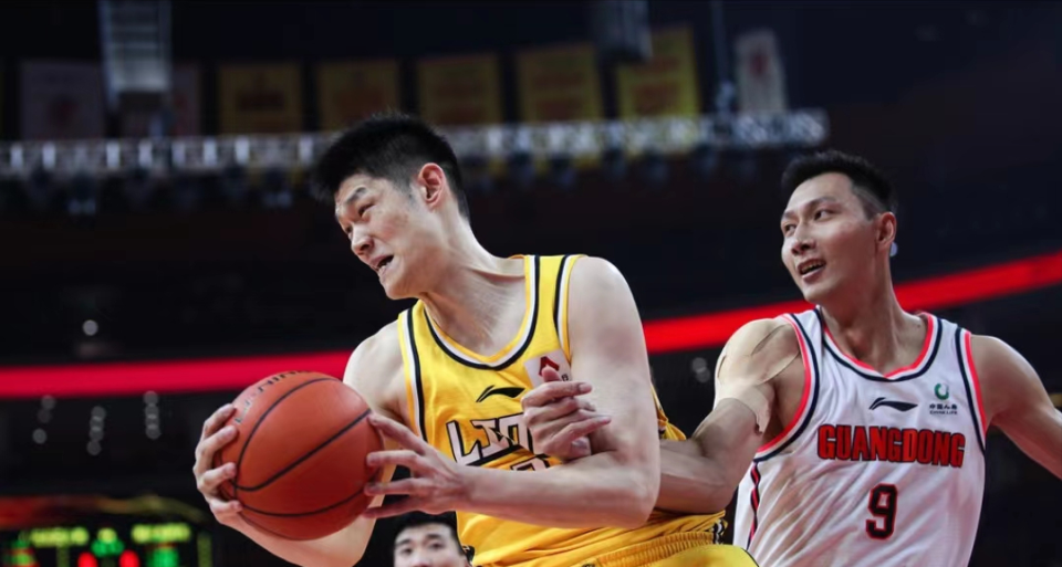 凯尔特人鏖战青岛队，胡金秋扛起全队的简单介绍