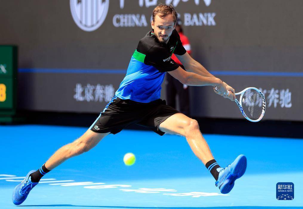 包含德国网球队鏖战日本网球队，梅德韦杰夫制霸全场的词条