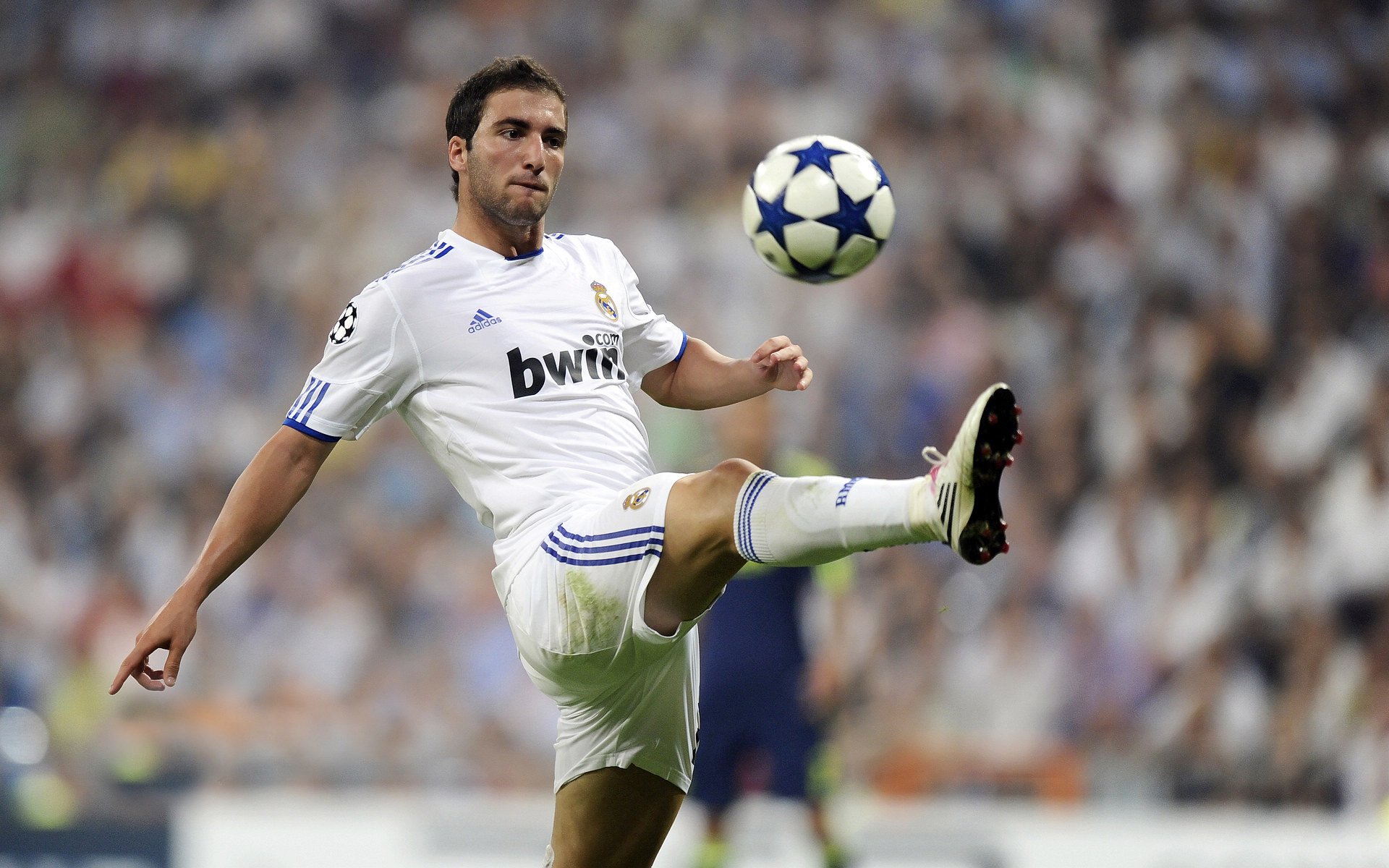 北欧冰原与东亚烈焰的碰撞,莱万在芬兰对阵韩国之战中完成自我救赎